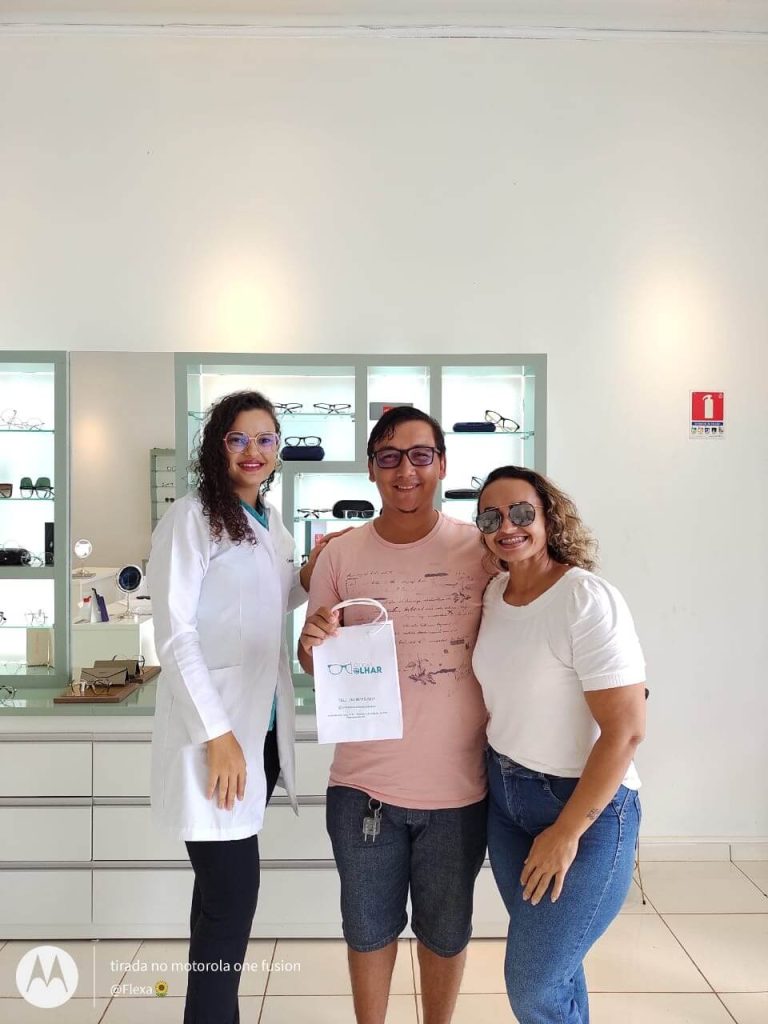 Imagem de clientes na loja Óticas Olhar