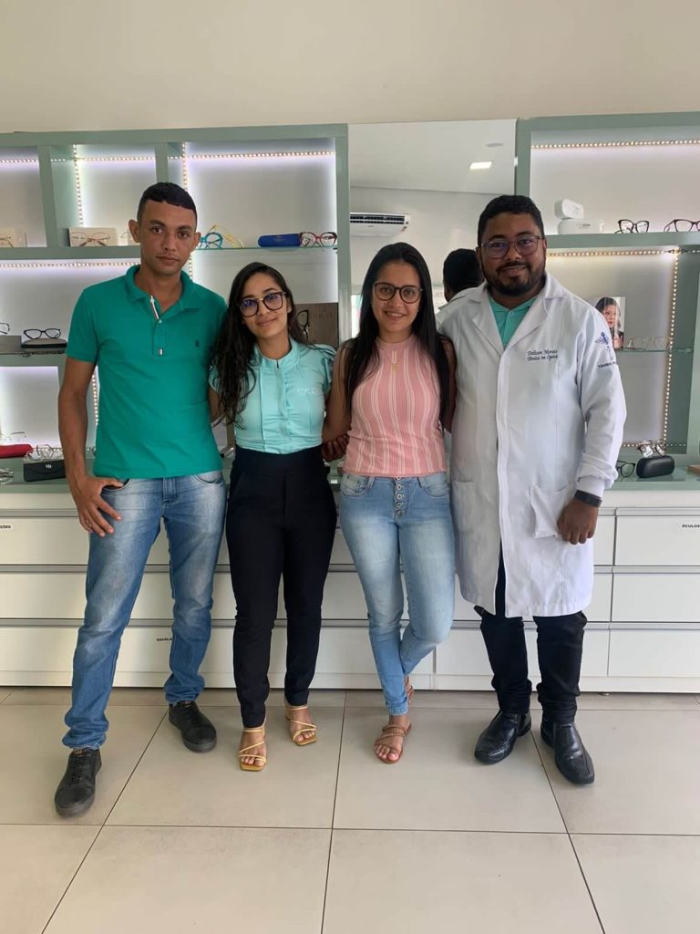 Imagem de clientes na loja Óticas Olhar