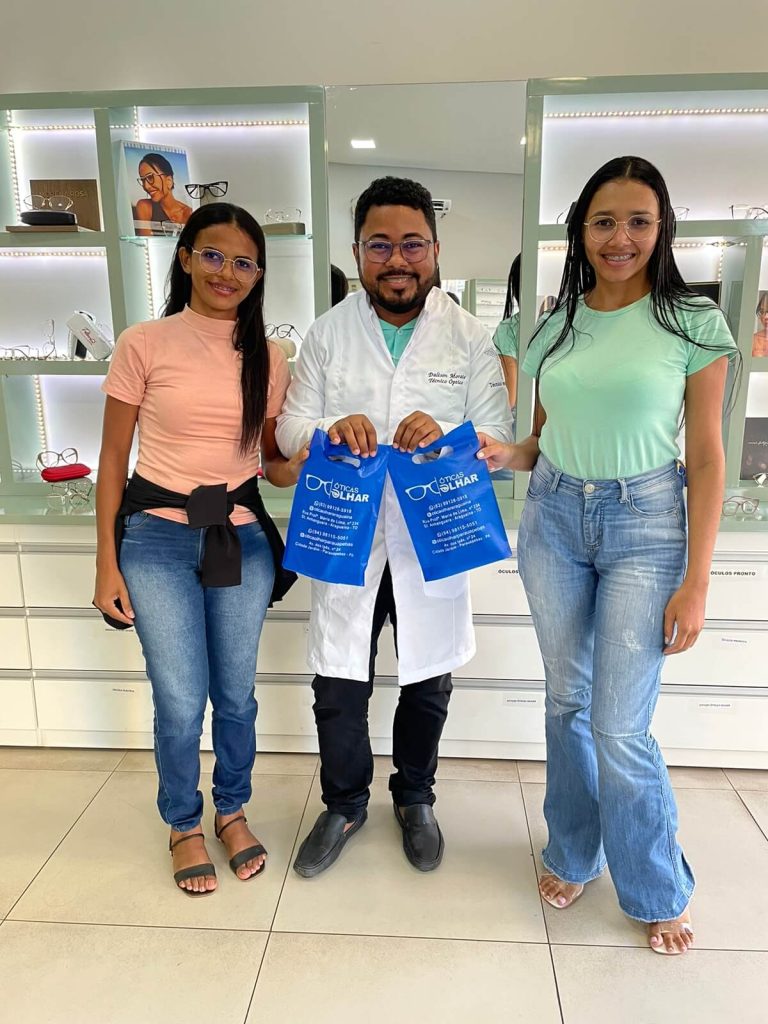 Imagem de clientes na loja Óticas Olhar