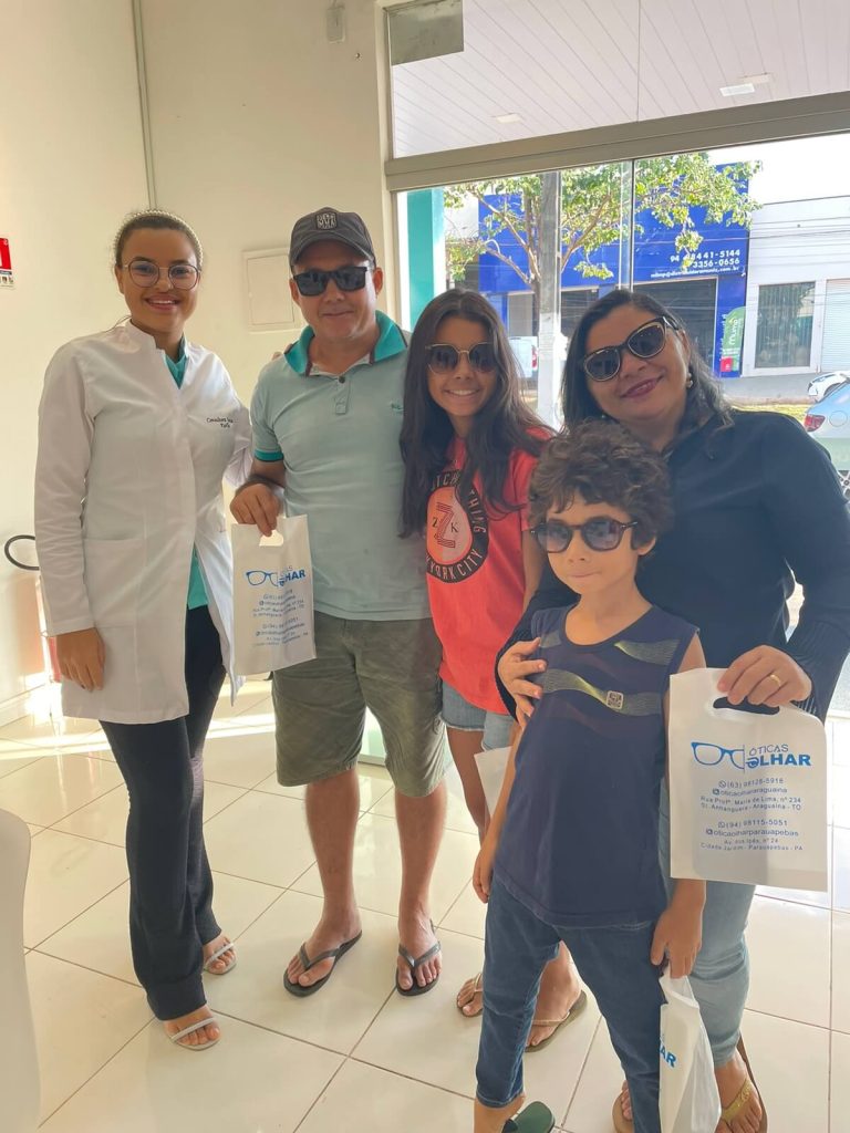 Imagem de clientes na loja Óticas Olhar